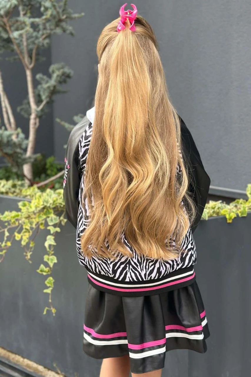 Riccotarz Kız Çocuk V Cool Yazı Baskılı Sweatshirt Zebra Ve Pembe Şerit Detaylı Deri Ceketli Etekli Takım Pembe Riccotarz Kız Çocuk V Cool Yazı Baskılı Sweatshirt Zebra Ve Pembe Şerit Detaylı Deri Ceketli Etekli Takım Pembe