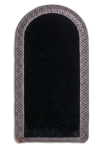 Merplush Mihraplı Peluş Seccade 75x130 Cm Süet Taban Yıkanabilir Yumuşak Namaz Halısı Siyah - Füme