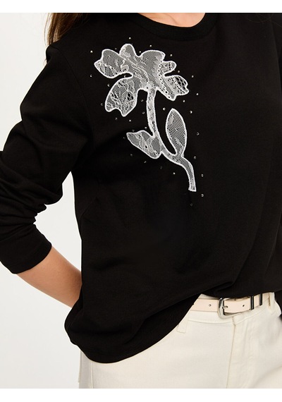 Yakası Ribana Detaylı Önü Çiçek Dantel Aplikeli Uzun Kol Tshirt S26tsh088 Us26tsh08810 Siyah Yakası Ribana Detaylı Önü Çiçek Dantel Aplikeli Uzun Kol Tshirt S26tsh088 Us26tsh08810 Siyah