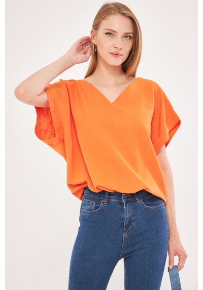Armonika Kadın Turuncu V Yaka Yanları Yırtmaçlı Arkası Uzun Duble Kol Detaylı Oversize Bluz Arm-24y001074