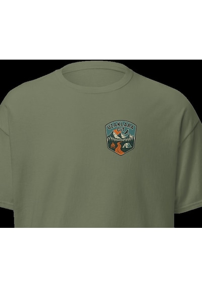 Wildstyle Uzaklara Git Renkli Vintage Dağ Doğa Macera Rozet Baskılı Unisex Bisiklet Yaka Pamuklu Tişört Haki