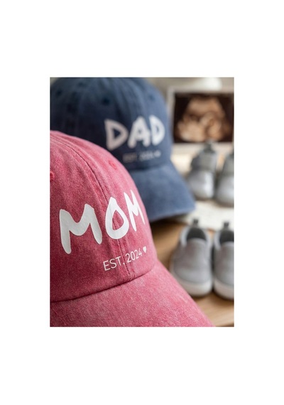 Emybox Mom Dad Çift Şapka - Yıkamalı Eskitme Kumaş Ayarlanabilir Ölçü Tokalı Baskılı Hatıra Şapkası Est2024 Pembe - Lacivert