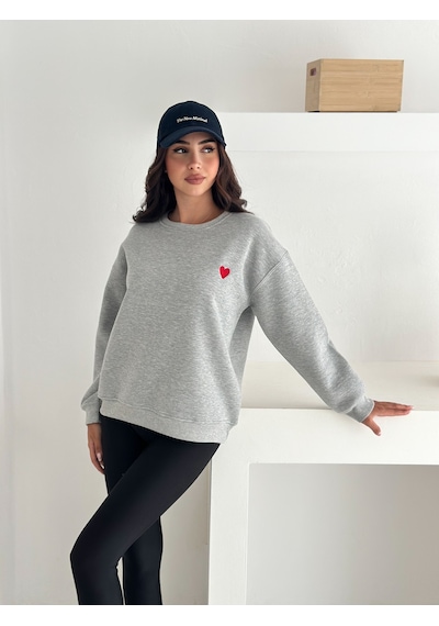 Kadın Kalp Nakışlı Sweatshirt Sade & Sevgi Dolu Stil Gri