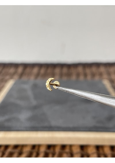 Yüksek Kalite G23 Titanium Ay Altın Titanyum 6 X 1.2 MM Labret Piercing Sarı