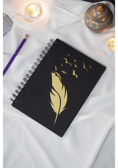 Kuşlu Tüy Tasarım Siyah Ahşap Kapaklı Defter - Çizgisiz Defter - Günlük - A5 Spiralli Notebook