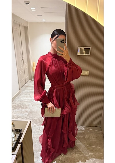 Yüksek Yaka Şifon Uzun Abiye Elbise Fırfırlı Dökümlü Kuşaklı Model Bordo