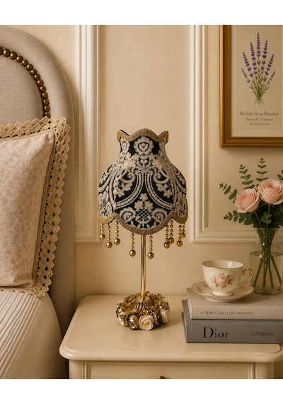 Füme Kadife Kaplı Beyaz İşlemeli Başlık Gold Metal Çiçek Süslemeli Ayaklı Klasik Abajur 50x25cm