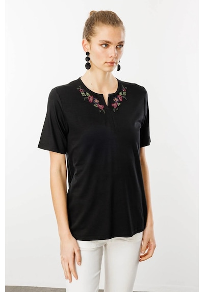 Desen Triko Açma Yaka Nakış İşlemeli Penye Kadın T-shirt 25700 Siyah