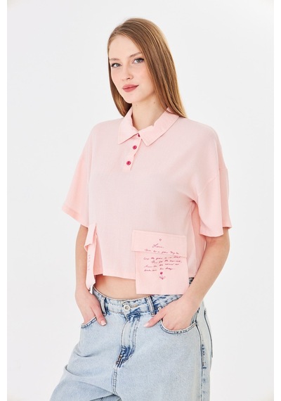 Sortie Collection Polo Yaka Yazı Baskılı Cep Detaylı Crop Bluz Pudra