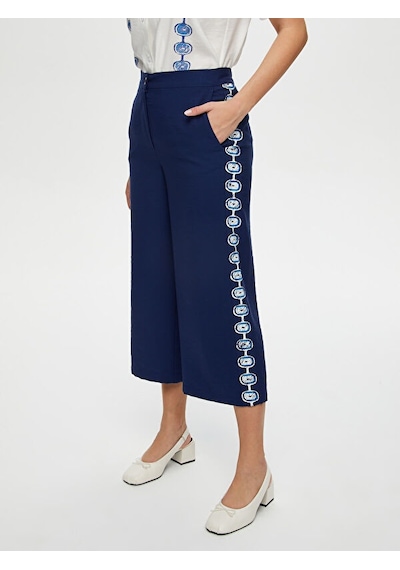 Faik Sönmez Yanları Nazar Boncuğu Baskılı Wide Leg Fit Viskonlu Caprı S25cpr003 Us25cpr00320 Lacivert Faik Sönmez Yanları Nazar Boncuğu Baskılı Wide Leg Fit Viskonlu Caprı S25cpr003 Us25cpr00320 Lacivert
