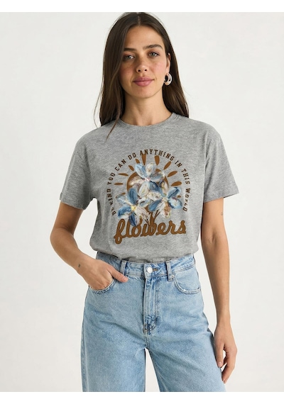 Shade Kadın Kabartma Çiçek Aplikeli Yazı Baskılı Basic T-shirt 7524 60283951 - Gri