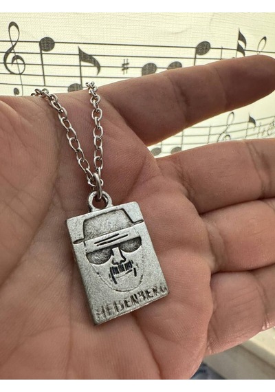 Breaking Bad Heisenberg Figürlü Unisex Kolye Efsanenin Gizemli Kimyageri Çok renkli