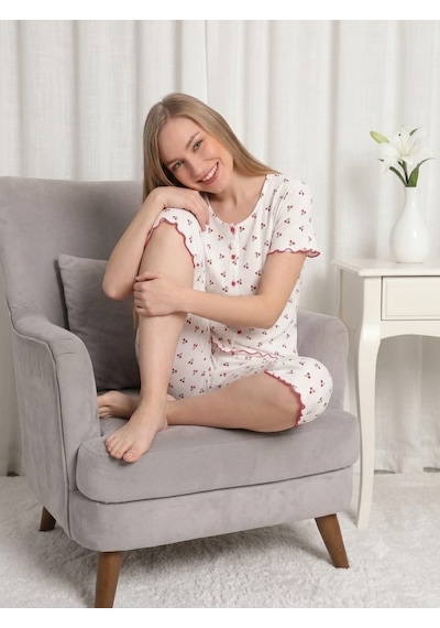 Kadın Kısa Kollu Yumuşak Tuşe Yazlık Likralı Kumaş Kapri Pijama Takım Beyaz Kiraz
