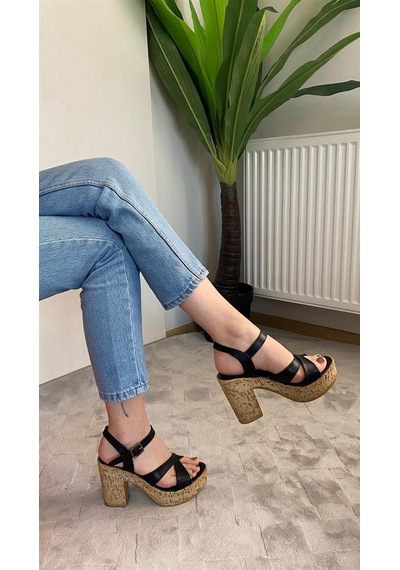 Kadın Siyah Cilt Çapraz Bant 10 Cm Platfom Topuklu Mantar Taban Ayakkabı & Sandalet K-800 Siyah Kadın Siyah Cilt Çapraz Bant 10 Cm Platfom Topuklu Mantar Taban Ayakkabı & Sandalet K-800 Siyah