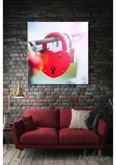 Parlak Kırmızı Renkli Kalp Şeklinde Romantik Bir Ask Kilidi Kare Kanvas Tablo Tekli 3960