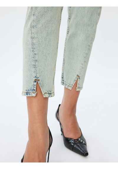 Koton Mom Fit Kot Pantolon Standart Bel Yırtmaç Detaylı Düğmeli Cepli Pamuklu - Mom Fit Jeans Bleach 5wal40060md Açık Mavi