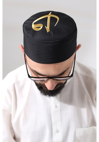 Siyah Kapitone Elif Vav Nakışlı Kalıp Namaz Takkesi Siyah