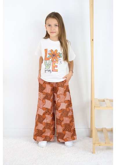 Fesshera Kız Çocuk Love Yourself Baskılı Tişört Ve Geometrik Etnik Desenli Geniş Paça Pantolon Takımı Kahverengi Fesshera Kız Çocuk Love Yourself Baskılı Tişört Ve Geometrik Etnik Desenli Geniş Paça Pantolon Takımı Kahverengi