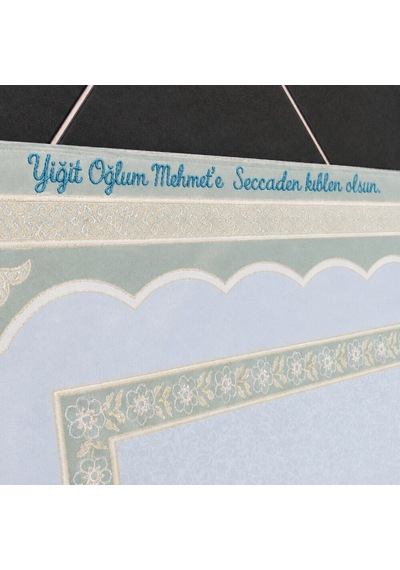 Tesbihane Kişiye Özel Nakış İşlemeli Hediyelik Seccade - Saten Kumaş - Papatya Motifli Gri