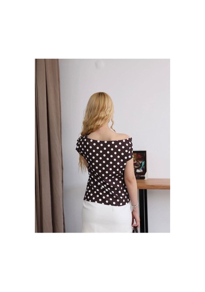 Moda Banuş Kahverengi Puantiyeli Düşük Omuz Asimetrik Bluz- Slim Fit Belden Oturtmalı Moda Banuş Kahverengi Puantiyeli Düşük Omuz Asimetrik Bluz- Slim Fit Belden Oturtmalı