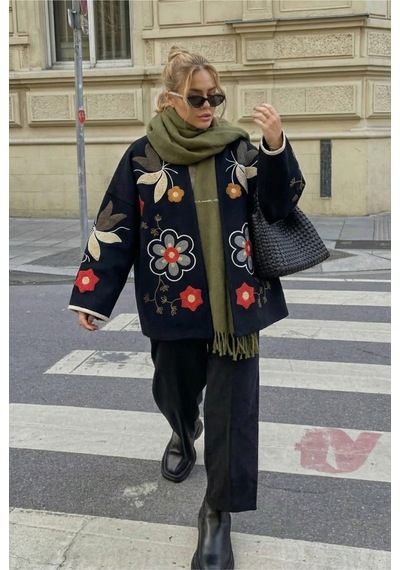 Femelle Siyah Nakış İşlemeli Vintage Kaşe Ceket