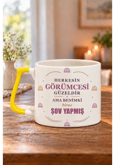 Herkesin Görümcesi Güzeldir Ama Benimki Biraz Şov Yapmış Baskılı Prime Kupa - Lacivert Prime Kupa - Sarı Kulp