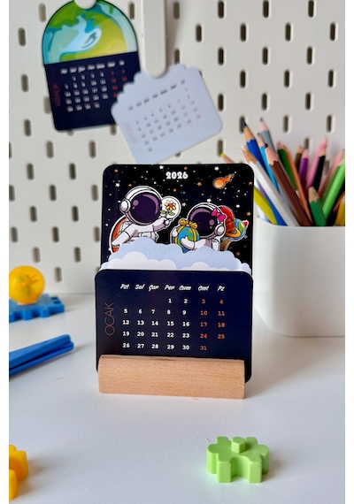 2026 Uzay Temalı Masa Takvimi Astronot Tasarımlı, Ahşap Standlı, 12 Ay Özel Kesim Kart Takvim