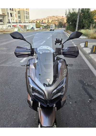 Motocam Qj Atr 125 Ön Cam 2023-2026 Model 55cm Şeffaf Renkli 4mm Kısa Cam