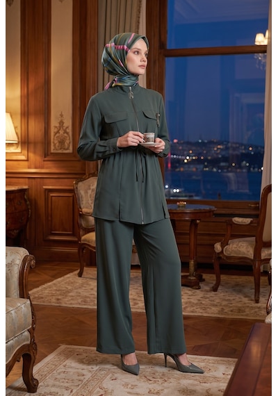Armine Trend Fermuarlı Dik Yaka Bel Büzgülü Pantolonlu İkili Tesettür Takım Zümrüt 26yt6180 Armine Trend Fermuarlı Dik Yaka Bel Büzgülü Pantolonlu İkili Tesettür Takım Zümrüt 26yt6180