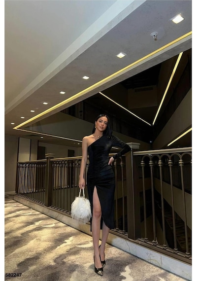 Lior Design Kadın Trend Kadife Kumaş Asimetrik Yaka Yırtmaçlı Midi Abiye Elbise Siyah