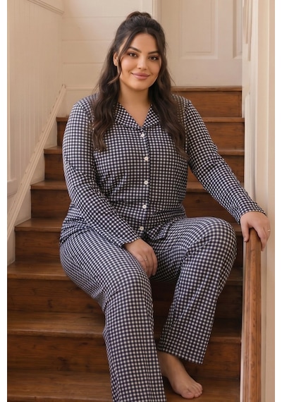 Siyah İnci Desenli Termal Kumaşlı Ultra Soft Yumuşak Büyük Beden Battal Boy Düğmeli Örme Pijama Takımı 26226509 Lacivert Siyah İnci Desenli Termal Kumaşlı Ultra Soft Yumuşak Büyük Beden Battal Boy Düğmeli Örme Pijama Takımı 26226509 Lacivert