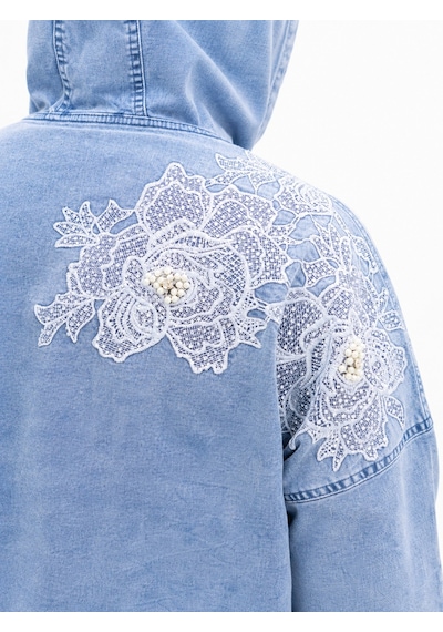 Trieste Büyük Beden Kapüşonlu Düğmeli Çiçek Dantel Ve İnci Detaylı İnce Denim Kadın Ceket Mavi Trieste Büyük Beden Kapüşonlu Düğmeli Çiçek Dantel Ve İnci Detaylı İnce Denim Kadın Ceket Mavi