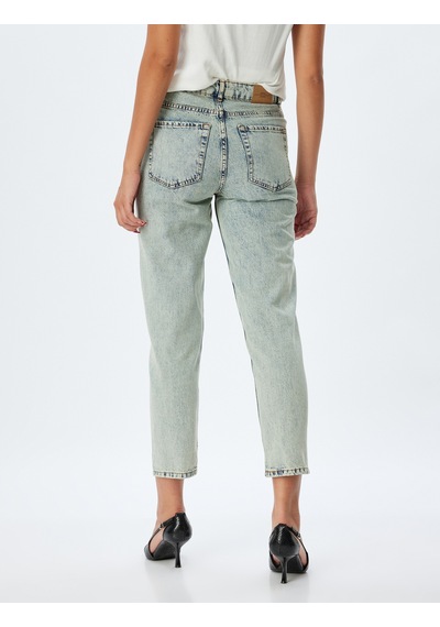 Koton Mom Fit Kot Pantolon Standart Bel Yırtmaç Detaylı Düğmeli Cepli Pamuklu - Mom Fit Jeans Bleach 5wal40060md Açık Mavi
