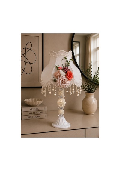 Beyaz Kadife Kaplı Çiçek Dekorlu Başlık Beyaz İncili Metal Ayaklı Klasik Model Abajur 50x30cm