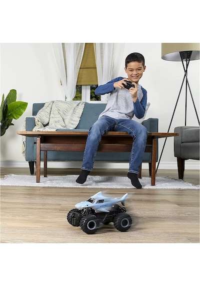 Monster Jam 1:24 Köpekbalığı  Araçlar