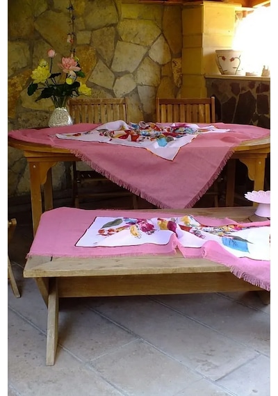 Pembe Beyaz El Yapımı Masa Örtüsü Seti