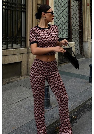 Dar Kalıplı Brenda Desenli Bisiklet Yakalı Kadın Crop Ve Pantolon Takımı Çok Renkli Multi Dar Kalıplı Brenda Desenli Bisiklet Yakalı Kadın Crop Ve Pantolon Takımı Çok Renkli Multi