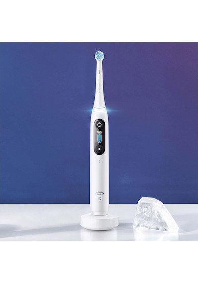 Oral-B iO8 Şarjlı Diş Fırçası Beyaz