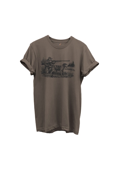 Avcı Ve Av Köpeği Av Sahnesi Çizim Baskılı %100 Pamuk Regular Fit Bisiklet Yaka Unisex T-shirt Kahverengi