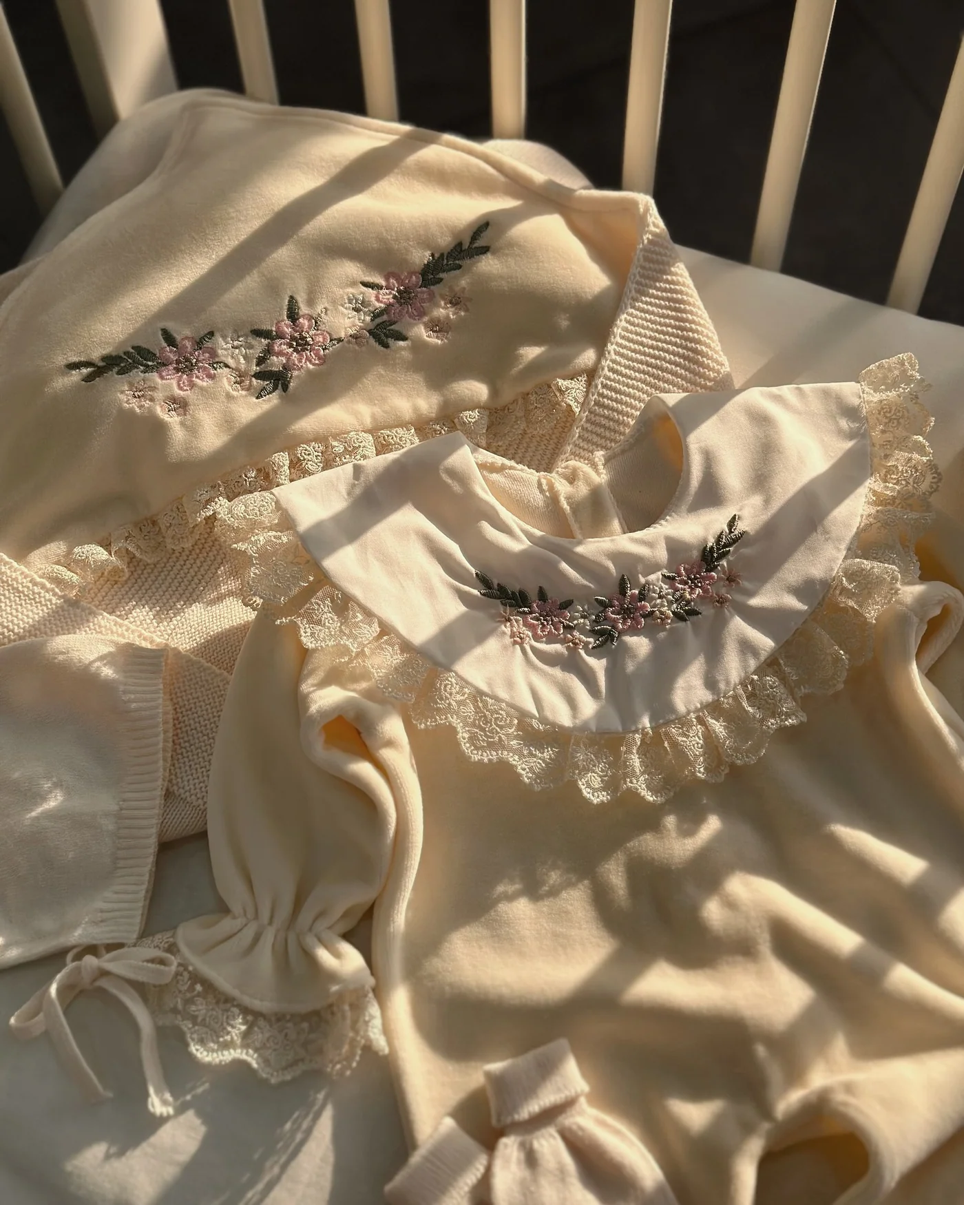 Momercy Flower Love Kadife Çiçek Nakışlı Kız Bebek Hastane Çıkışı Beşli Set - Krem Ekru
