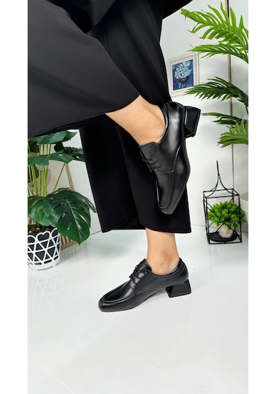 Günlük Kadın Loafer Topuklu Toka Ve Dikiş Detaylı Bağcıklı Küt Burunlu Ayakkabı 1500 Siyah Günlük Kadın Loafer Topuklu Toka Ve Dikiş Detaylı Bağcıklı Küt Burunlu Ayakkabı 1500 Siyah