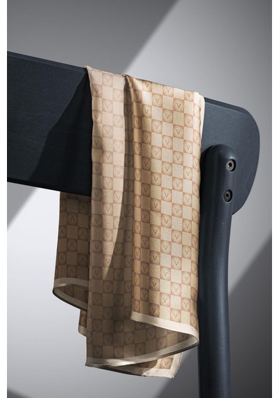 Vissona %100 Twill İpek Monogram Desenli Bej Renkli 90x90 Eşarp Dikim Şekli : El Dikişi Çok Renkli