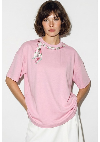 Kadın Fular Ve İnci Detaylı Bisiklet Yaka Oversize Basic T-shirt 360096 60286358 - Pembe Kadın Fular Ve İnci Detaylı Bisiklet Yaka Oversize Basic T-shirt 360096 60286358 - Pembe