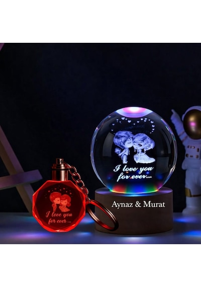 İsme Özel Işıklı Ahşap Kaideli Tatlı Sevgililer Temalı Cam Küre 8 6cm Ve Anahtar Seti