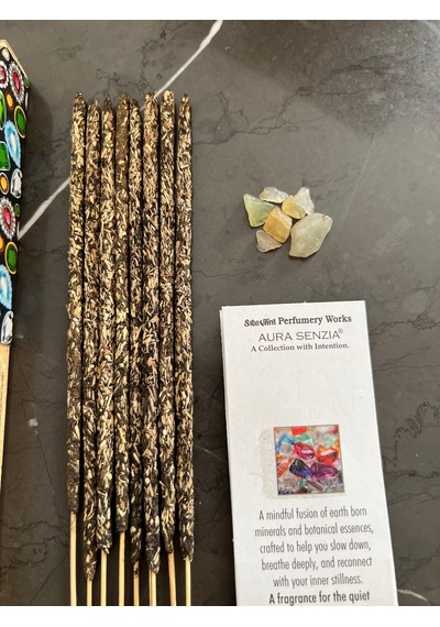 Sree Vani Marka Aura Senzia Doğal Aytaşı Parçaları Hediyeli Elde Sarma Sümbülteber Çiçeği Tütsüsü-8 Adet Çubuk Tütsü