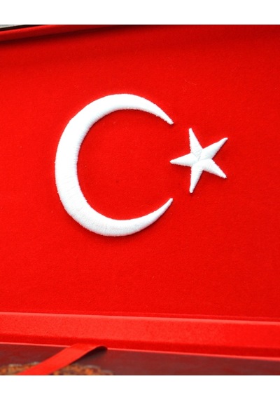 Ahşap Kutulu Nakış İşlemeli Türk Bayraklı Kuran-ı Kerim Seti Orta Boy Standart