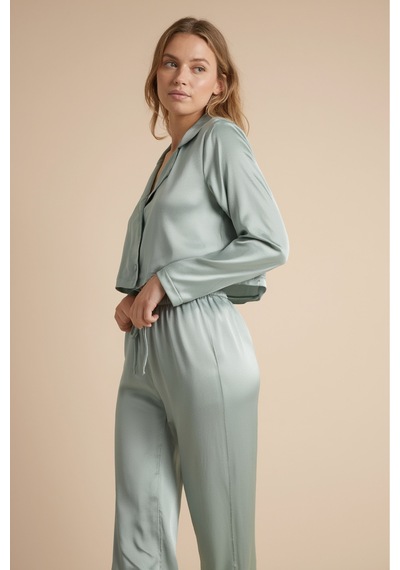 Kadın Yeşil Saten Crop Pijama Takımı Gömlek Yaka, Düğmeli Ve Şık Ev Giyim Kadın Yeşil Saten Crop Pijama Takımı Gömlek Yaka, Düğmeli Ve Şık Ev Giyim