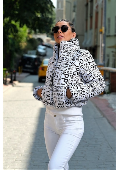 Keyifli Moda Kadın Beyaz Siyah Yazılı Dik Yaka Kısa Şişme Mont
