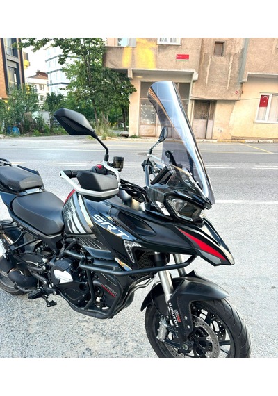Motocam Qj Srt 900 Ön Cam 2023-2026 Model 61cm Füme Renkli 4mm