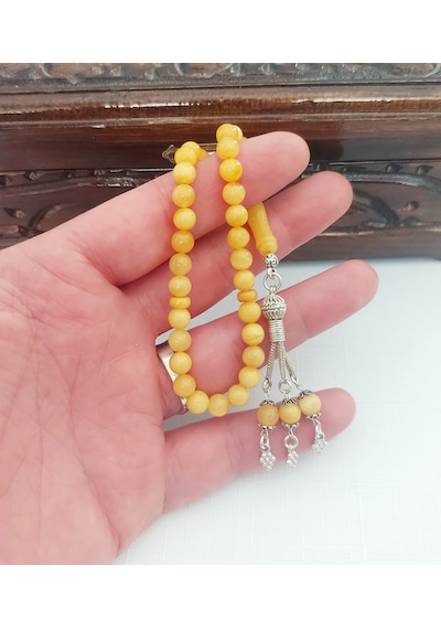 Damla Kehribar Dört Parmak Küre Kesim Gümüş Püsküllü Tesbih... Damla Gr : 6,3 Gümüş Gr : 3,8 Ölçü : 6,5 X 6,5 Koyu Sarı Damla Kehribar Dört Parmak Küre Kesim Gümüş Püsküllü Tesbih... Damla Gr : 6,3 Gümüş Gr : 3,8 Ölçü : 6,5 X 6,5 Koyu Sarı